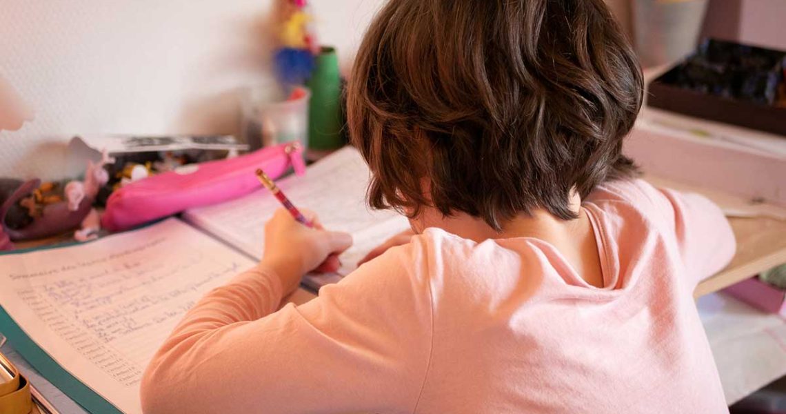 enfant fait son homework